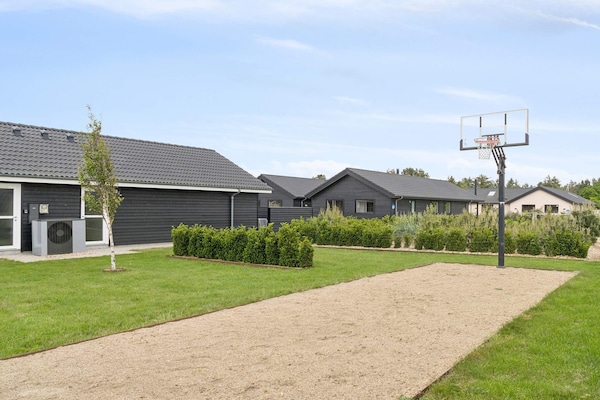 Groot vakantiehuis met zwembad en sauna bij Houstrup Strand - thumbnail 1