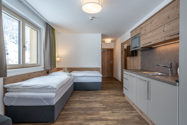 Knus chalet voor 2 met balkon en sauna, vlakbij de piste in Saalbach - thumbnail 2