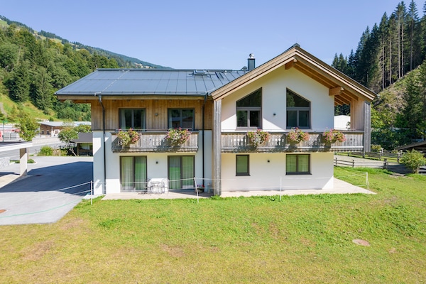 Knus chalet voor 2 met balkon en sauna, vlakbij de piste in Saalbach - thumbnail 1