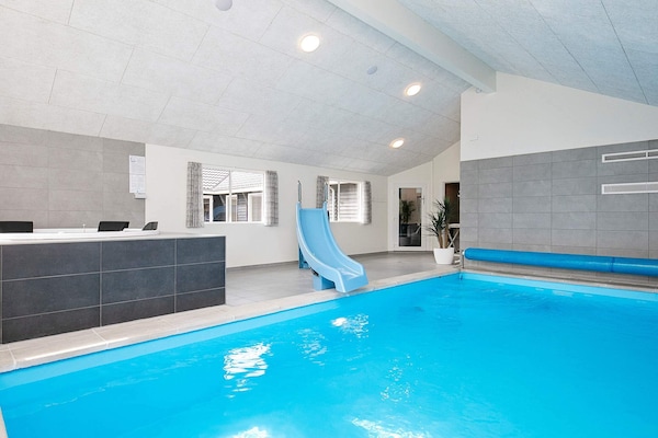 Groots vakantiehuis voor 20 personen met zwembad en sauna nabij Marielyst - thumbnail 4