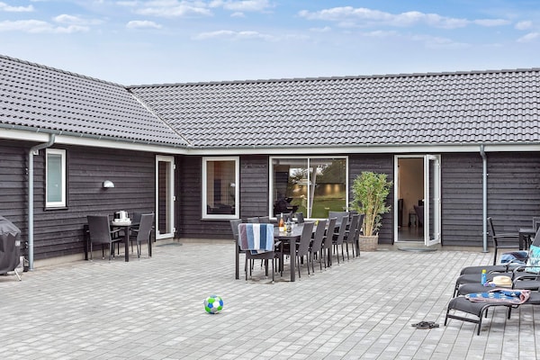 Groots vakantiehuis voor 20 personen met zwembad en sauna nabij Marielyst - thumbnail 1