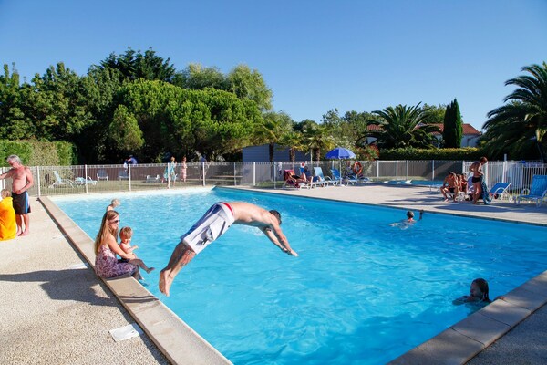 Knus vakantiehuis voor 8 op Île d'Oléron met tuin en zwembad - thumbnail 1