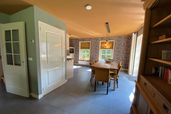 Luxe vrijstaande villa met jacuzzi op rustig vakantiepark in Noord-Holland - thumbnail 3