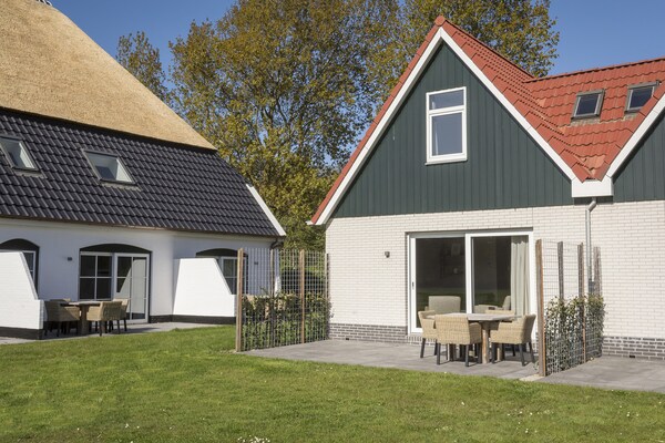 Halfvrijstaande bungalow met terras aan het Krimbos op Texel - thumbnail 1