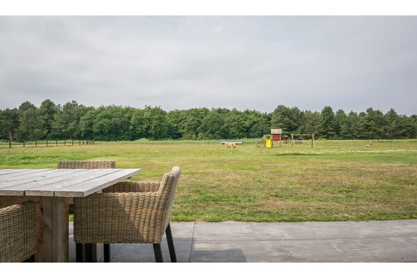 Halfvrijstaande bungalow met terras aan het Krimbos op Texel - thumbnail 2