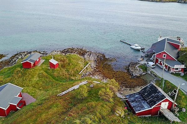Authentieke vissershut aan zee op Rebbenesøya – Noorderlicht en wereldvisserij - thumbnail 5