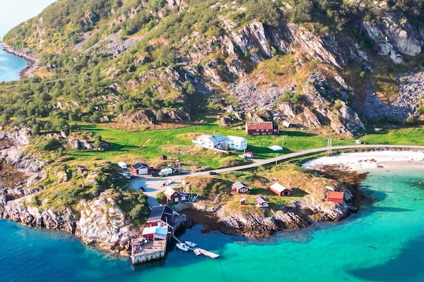 Authentieke vissershut aan zee op Rebbenesøya – Noorderlicht en wereldvisserij - thumbnail 1