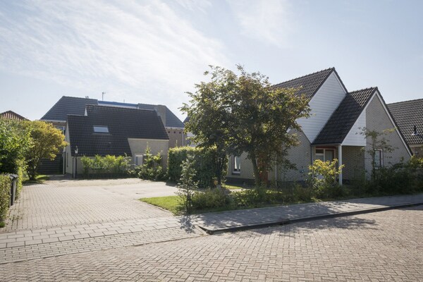 Vrijstaande bosbungalow bij golfbaan, 50m van centrum De Cocksdorp - thumbnail 2