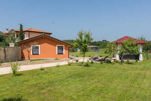 Vrijstaand huis met bubbelbad op 1,3 km van strand in Barbariga - thumbnail 1