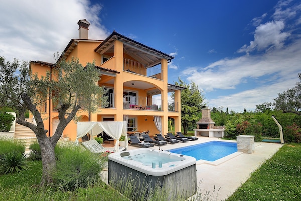 Luxe Villa Ari in Rakalj: Ruimte voor 10 personen met zwembad - thumbnail 1