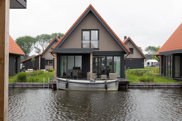 Luxe vrijstaande watervilla met eigen aanlegsteiger in Ossenzijl - thumbnail 1
