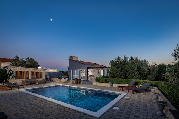 Moderne villa voor 12 personen met privézwembad nabij Zadar - thumbnail 5