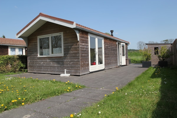Landelijke bungalow bij zee met hondvriendelijk bos in Warmenhuizen - thumbnail 1