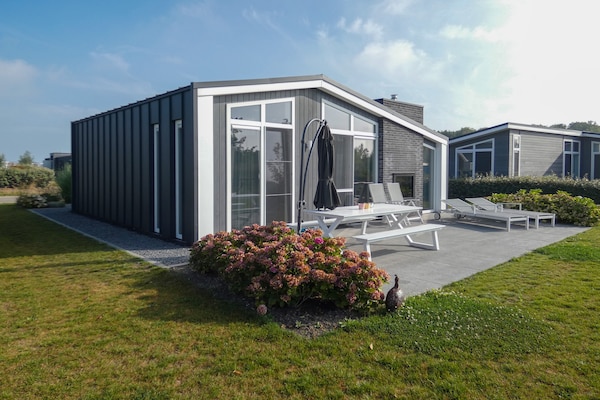 Stijlvol chalet aan de Oosterschelde met privéterras en sfeerhaarden - thumbnail 1