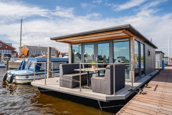 Moderne woonboot met panoramisch uitzicht op het Uitgeestermeer - thumbnail 1