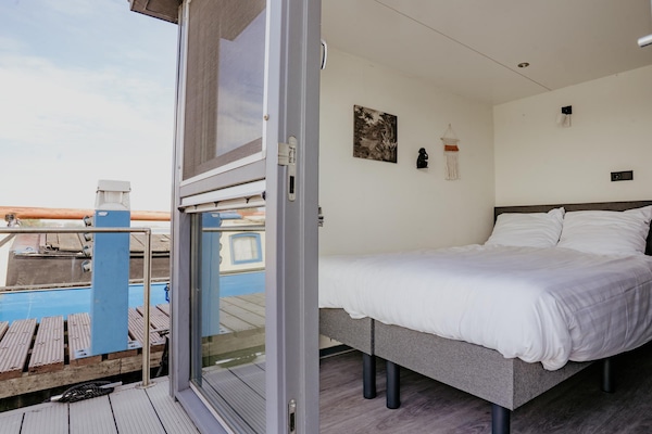 Moderne woonboot met panoramisch uitzicht op het Uitgeestermeer - thumbnail 5