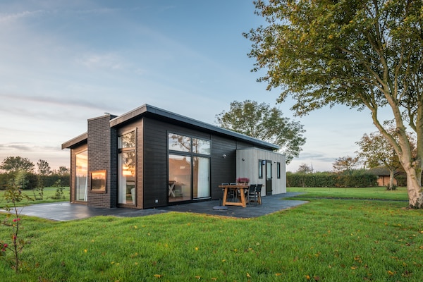 Duurzame 4-persoonsbungalow aan natuurgebied in Herkingen - thumbnail 1