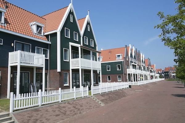 Licht appartement in Marinapark Volendam met tuin, 2 badkamers en huisdieren welkom - thumbnail 1