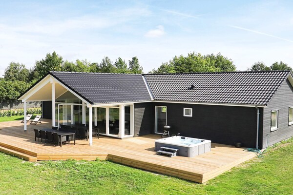Luxe vakantiehuis voor 14 personen met whirlpool, sauna en activiteitenruimte op 500m van zee - thumbnail 1