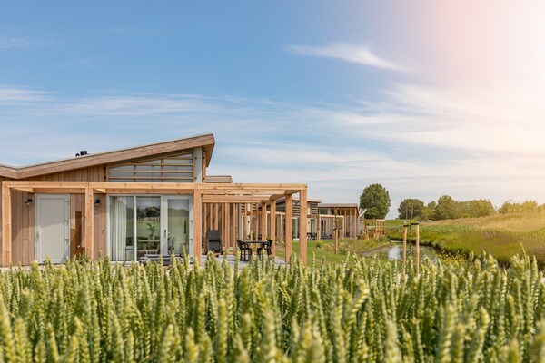 Water Village 2: Luxe vrijstaande bungalow op autovrij eco-park in Kamperland - thumbnail 2