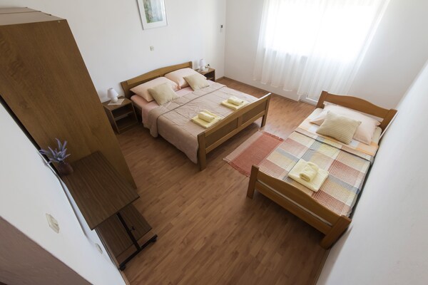 Op 300 m van zee: Ruim appartement in Starigrad Paklenica - thumbnail 5
