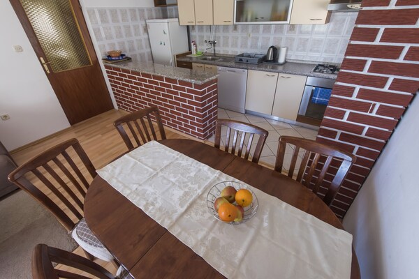 Op 300 m van zee: Ruim appartement in Starigrad Paklenica - thumbnail 3