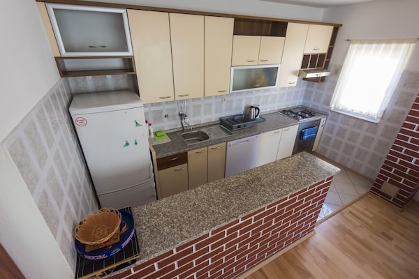 Op 300 m van zee: Ruim appartement in Starigrad Paklenica - thumbnail 4