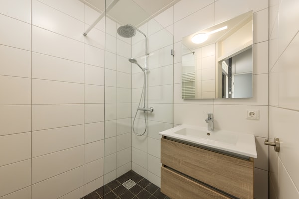 Halfvrijstaande bungalow met wellness op rustig familiepark in Weert - thumbnail 6