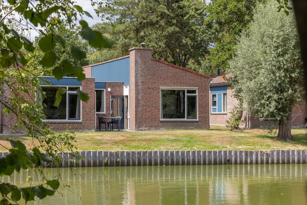 Halfvrijstaande bungalow met wellness op rustig familiepark in Weert - thumbnail 1