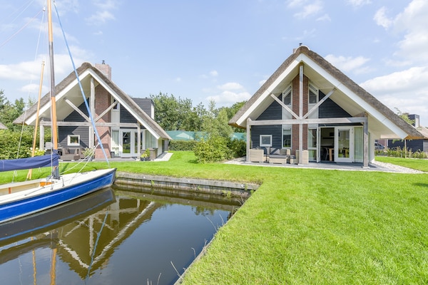 6-persoons watervilla met aanlegsteiger aan het water in Friesland - thumbnail 1