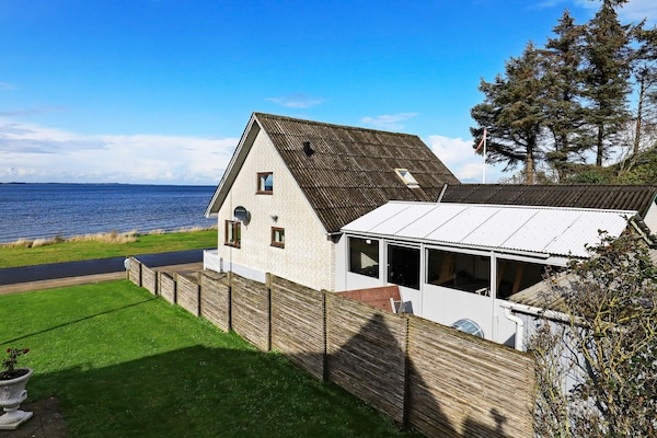 Panoramisch vakantiehuis aan het Limfjord in Hvalpsund – 20 meter tot het strand - thumbnail 1