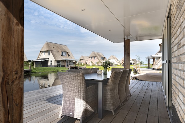 Luxe villa aan het water met privésauna en eigen steiger in Friese Meren - thumbnail 1