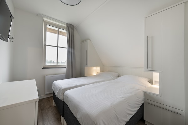 Luxe villa aan het water met privésauna en eigen steiger in Friese Meren - thumbnail 4