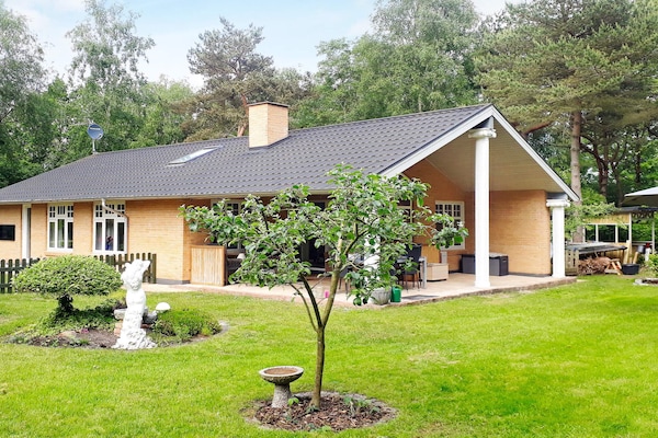 4-persoons vakantiehuis aan zee in Hadsund met whirlpool - thumbnail 1