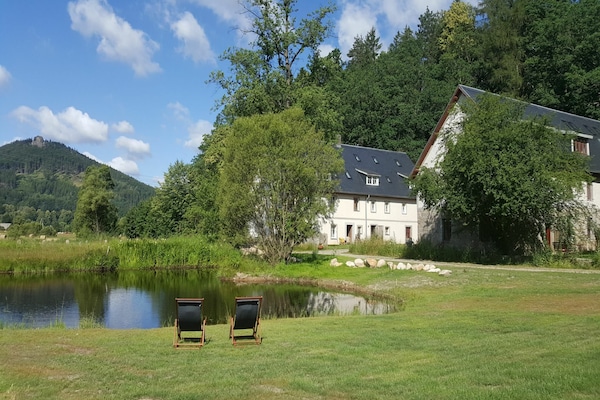 Authentiek bergappartement in 150 jaar oude boerenhoeve bij het Reuzengebergte - thumbnail 1