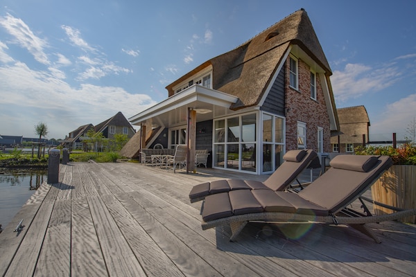 Friese Meren Villa's 7: Luxe watervilla met privé-terras en bootligplaats - thumbnail 1