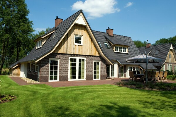 Luxe groepsvilla met sauna en sunshower op Hof van Salland - thumbnail 1