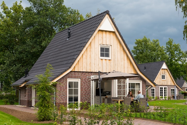 Luxe wellnessvilla met sauna en jacuzzi in Hellendoorn - thumbnail 1
