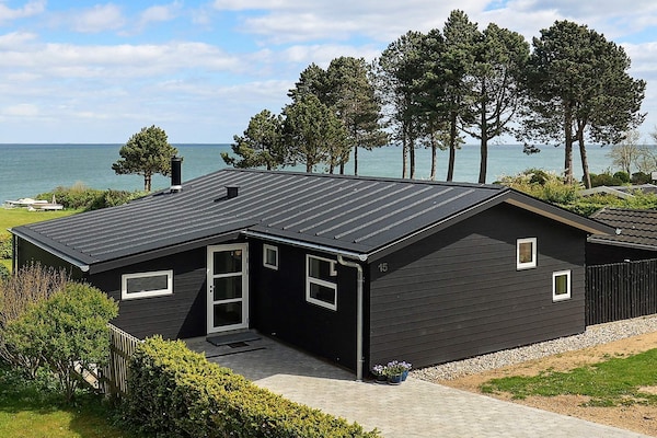 Vrijstaand vakantiehuis direct aan zee bij Frørup met panoramisch uitzicht - thumbnail 1