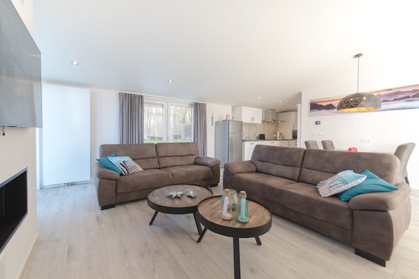 Modern vakantiehuis aan bosrand in Wemeldinge met wellnessfaciliteiten - thumbnail 2