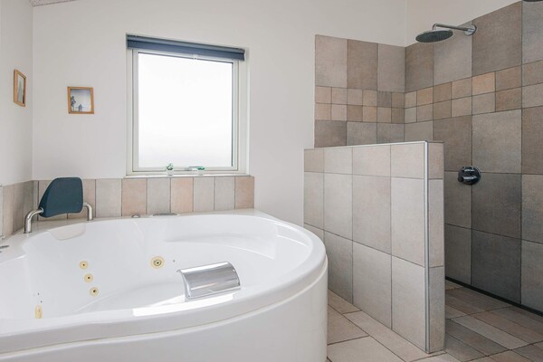 Ruim vrijstaand vakantiehuis met sauna & whirlpool bij Henne Strand - thumbnail 1