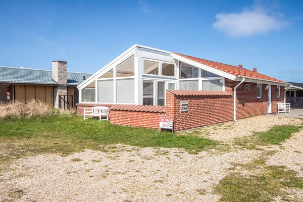 Gezellig rood vakantiehuis op 200 meter van het strand in Henne - thumbnail 1