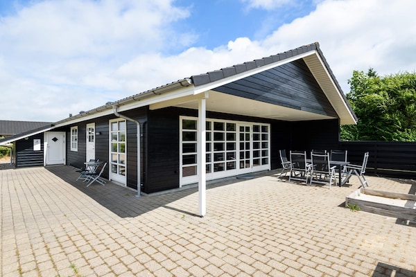 Licht houten vakantiehuis op 700 meter van strand in Tarm - thumbnail 1