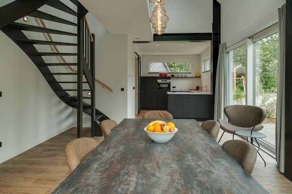 Luxe vrijstaand vakantiehuis aan bos en golfbaan op Texel - thumbnail 1