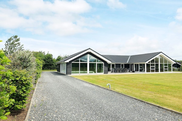 Luxe architectenhuis met 40m² zwembad, sauna & jacuzzi op 600m van fjord - thumbnail 2