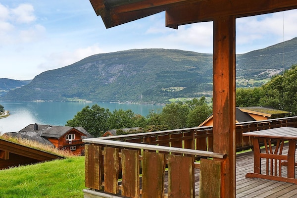 Vakantiehuis met panoramisch fjorduitzicht in Olden - thumbnail 2