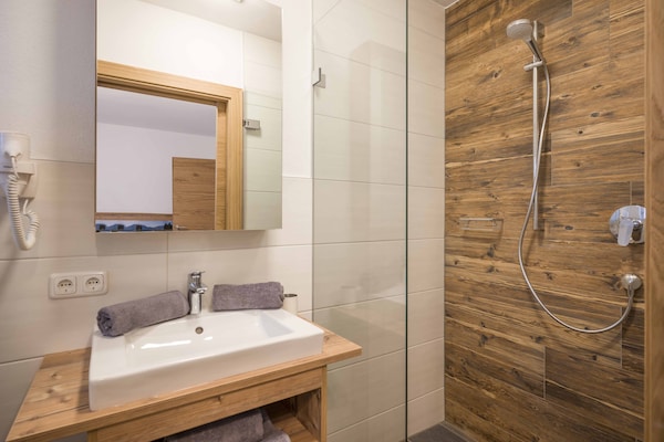 Op 500 m van het meer: ruim appartement in Brixen im Thale - thumbnail 4