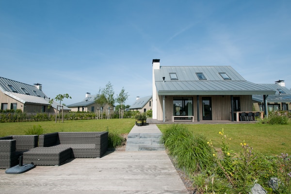 Piet Boon villa met haard en terras op vakantiepark Oesterdam, Tholen - thumbnail 1