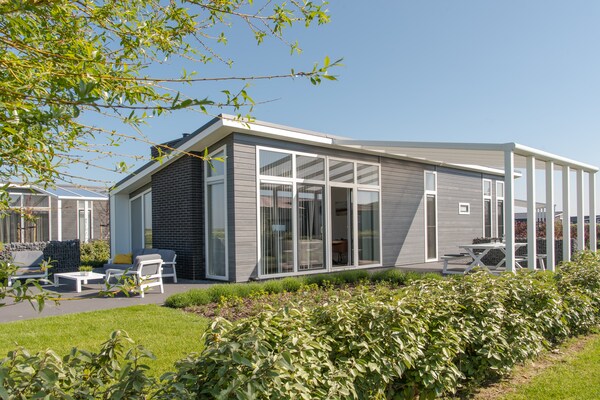 Modern vakantiehuis met weids uitzicht en gashaard in Wemeldinge - thumbnail 1