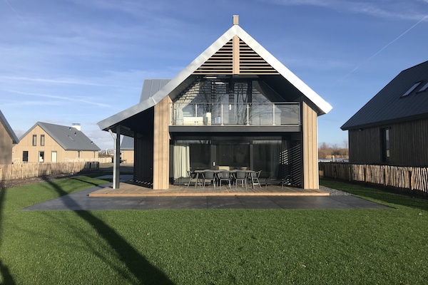Designvilla Piet Boon aan het water in Oesterdam Resort, Tholen - thumbnail 1